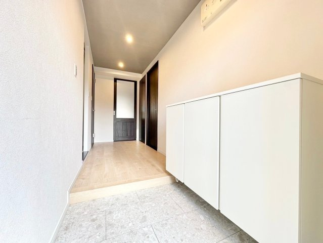 シャルマンコーポ神足　3階の玄関