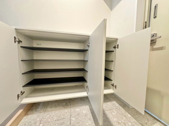 シャルマンコーポ神足　3階の玄関