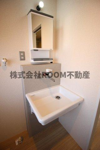 Renatus若葉の独立洗面台|朝の支度にも助かる、独立の洗髪洗面化粧台