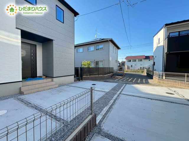 熊谷市上之　新築一戸建て　04の前面道路含む現地写真|前面道路5ｍ☆
お車の出し入れも安心の広さ！