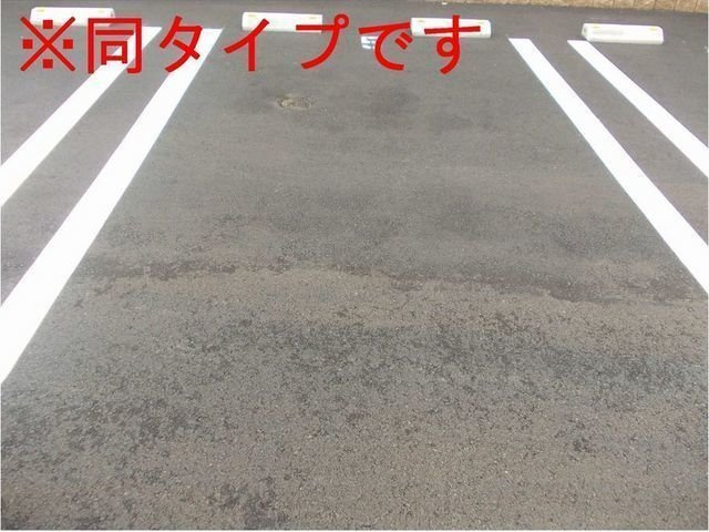 パルファン南落合０２の駐車場