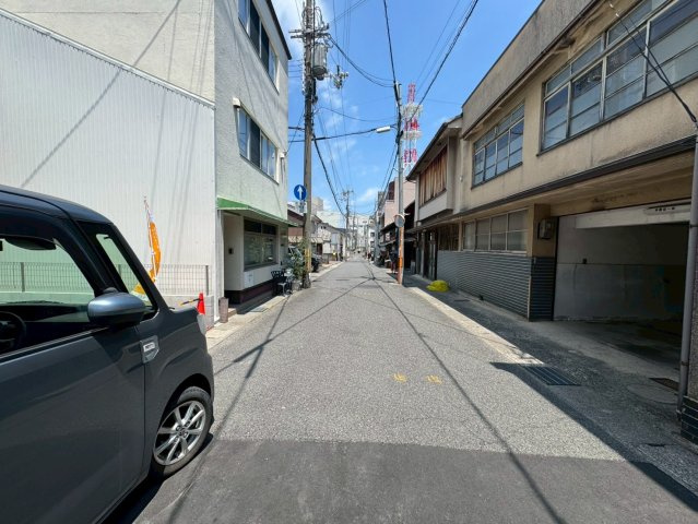 滋賀県大津市中央一丁目のおうち　１号地の前面道路含む現地写真|毎日のお買い物は歩いて約３分のフレスコがおすすめです。徒歩10分圏内にコンビニ・スーパー・銀行などが充実！