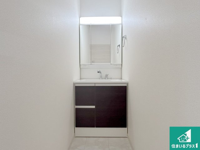 24(土)25(日)現地説明会　堺市南区槇塚台　ラスト1邸の独立洗面台|清潔感のある洗面台です。フラットな鏡は掃除がしやすく毎日清潔！鏡裏には収納があるのでスッキリとした洗面台が保てます。