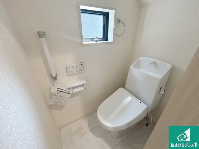 24(土)25(日)現地説明会　堺市南区槇塚台　ラスト1邸のトイレ|1・2階の2ヶ所にあるので、朝の忙しい時間の順番待ちもなく、深夜の利用にも大変便利です。