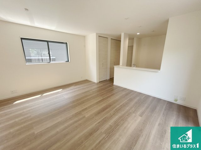 7(土)8(日)現地説明会　堺市南区槇塚台　ラスト1邸の居間・リビング|日当たり良好の明るいリビングで朝の目覚めもスッキリできそう！対面キッチンでご家族のコミュニケーションも自然と増える設計！小さなお子様が遊ぶスペースを作っても広々とくつろげるLDK！