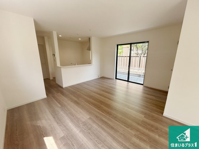 7(土)8(日)現地説明会　堺市南区槇塚台　ラスト1邸の居間・リビング|シンプルなリビングは、観葉植物等のインテリアを楽しめますね！パパ好みにも、ママ好みにも家具次第で雰囲気を変えることができます！