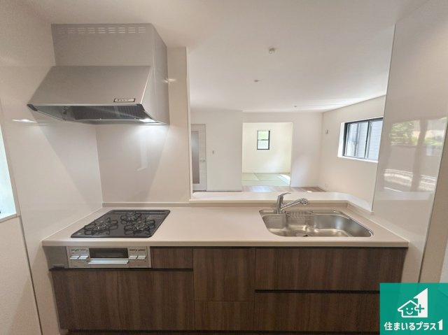 24(土)25(日)現地説明会　堺市南区槇塚台　ラスト1邸のキッチン|リビングと統一感があり、使い勝手のいいキッチン。広々としているので、二人並んで作業が出来ちゃいます。お子様と一緒に色々なお料理に挑戦できるスペースがあります。