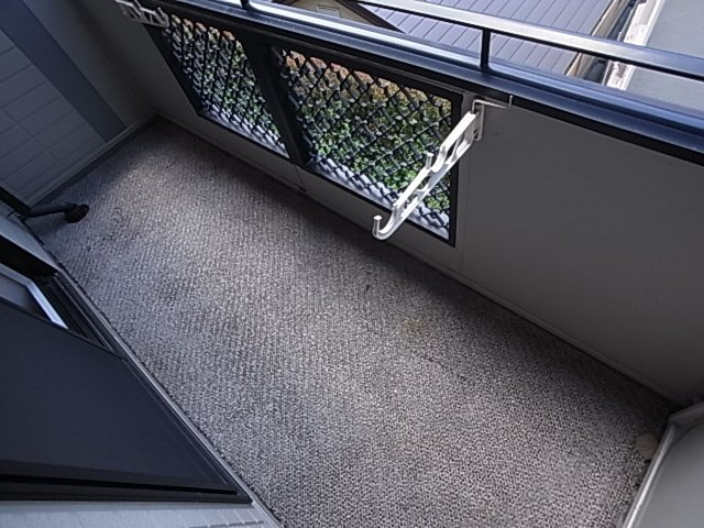 神戸市兵庫区平野町字天王谷東服山のアパートのバルコニー