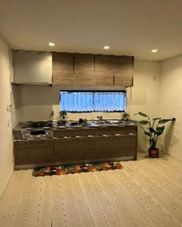 【キッチン】 | 西宮市愛宕山中古戸建　閑静な住宅街 | 収納力のあるシステムキッチンです♪シンク前には窓も有り、明るく快適です！！