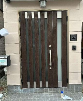 【玄関】 | 西宮市愛宕山中古戸建　閑静な住宅街 | 木の温もりを感じられる玄関ドアです♪親子扉で大きな家具の搬入もできます！！