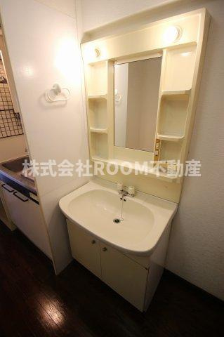 T´ｓマンションの洗面所|ゆったりとスペースのある洗面所