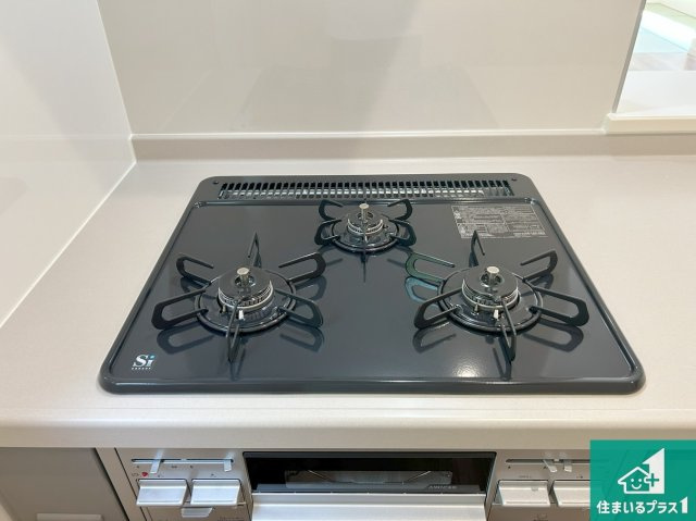 堺市南区槇塚台　新築一戸建ての設備|ダブル高火力Ｓｉセンサー付きコンロ！３口あるので、まとめて料理をする時も大活躍！