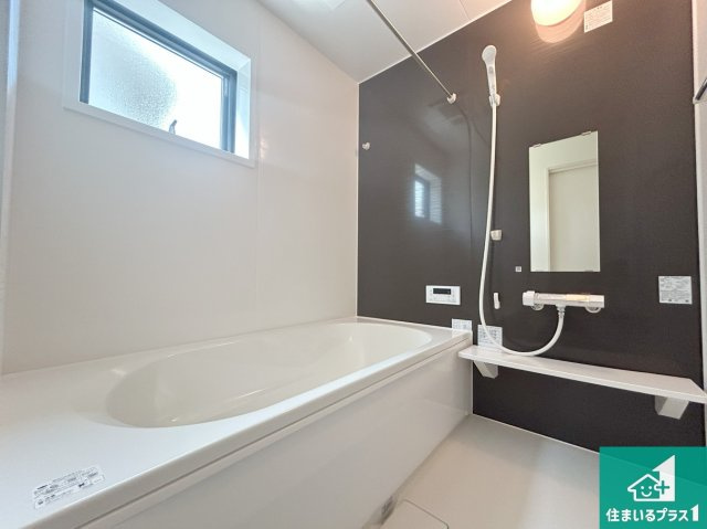 堺市南区槇塚台　新築一戸建ての浴室|足をゆったり伸ばして寛げる浴槽です。窓が設けられていますので差し込む光が明るく穏やかな雰囲気にしてくれます♪浴室乾燥機も設置しているので、雨の日の洗濯物も安心です♪