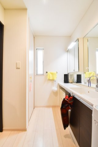 ふじみ野市東久保１丁目の中古一戸建の洗面所|洗面台の背面にはたっぷり収納できるスペースを確保。着替えやタオルなどをすっきり片付けられ、後からラックを置く必要がないため、洗面室を広々と快適に使えます。