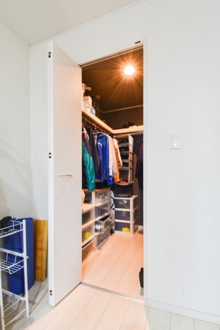 ふじみ野市東久保１丁目の中古一戸建の収納|1階6帖の洋室には1坪のウォークインクローゼット付です。洋服やカバン、スーツケースなどの大きい物までたっぷり入ります。