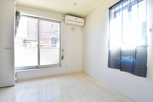 ふじみ野市東久保１丁目の中古一戸建の洋室|3階5.2帖の洋室です。全室2面採光で明るく、換気も簡単にできるため、いつでも快適にお過ごしいただけます。