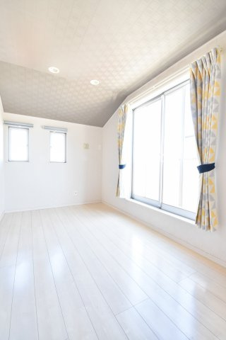 ふじみ野市東久保１丁目の中古一戸建の洋室|3階5.3帖の洋室です。天井のクロスと勾配がお洒落な空間です。