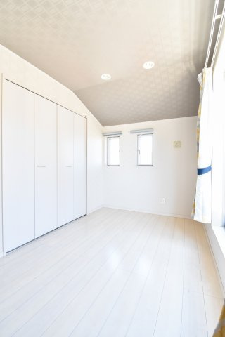 ふじみ野市東久保１丁目の中古一戸建の洋室|3階5.3帖の洋室です。全室収納スペースがあり、プライベートな空間も広くお使いいただけます。