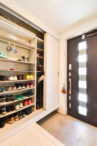 ふじみ野市東久保１丁目の中古一戸建の玄関|玄関の広々とした大型シューズクローゼットは、家族全員の靴はもちろん、ベビーカーやスポーツ用品まで収納できる大容量。すっきりと整理整頓でき、玄関がいつでも片付いた状態を保てます。