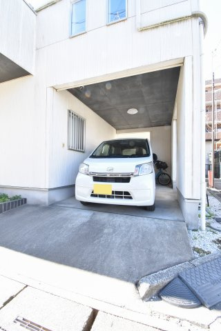 ふじみ野市東久保１丁目の中古一戸建の駐車場|ビルトイン車庫は雨や雪から愛車を守ってくれます。