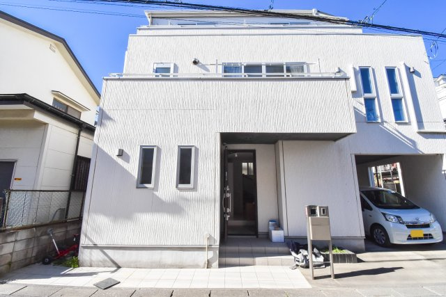 ふじみ野市東久保１丁目の中古一戸建の外観|2025年2月撮影　
ビルトインガレージ付きの4LDK一戸建て。各所に工夫された収納スペースがあり、ゆとりある快適な暮らしを実現します。