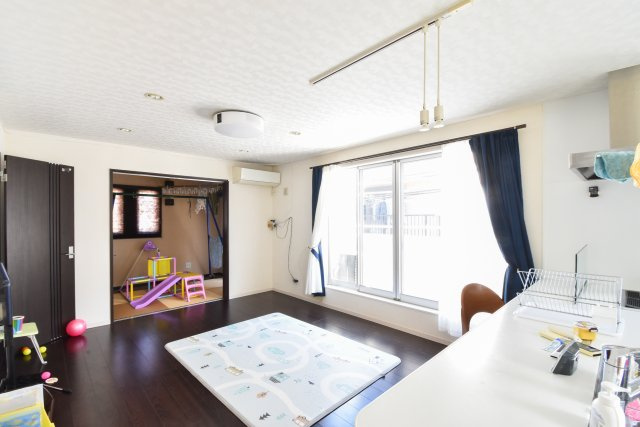 ふじみ野市東久保１丁目の中古一戸建の居間・リビング|2階15.5帖のLDKです。フルフラットキッチンを採用し、すっきりとした空間が魅力です。ダイニングの天井にはダクトレールを設置し、スポットライトやペンダントライトでお好みのスタイルに演出できます。