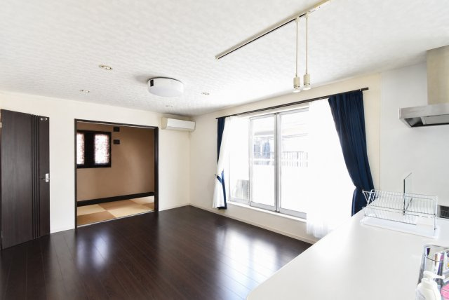 ふじみ野市東久保１丁目の中古一戸建の居間・リビング|2階15.5帖のLDKです。フルフラットキッチンを採用し、すっきりとした空間が魅力です。※掲載写真は生成AIを使用し、家具等を消す加工をしています。