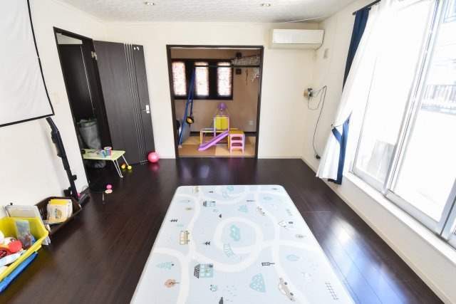 ふじみ野市東久保１丁目の中古一戸建の居間・リビング|LDKは5帖の和室とつながる開放的な設計。引き戸を開ければ一体感のある広々とした空間に、閉めれば落ち着いた和の雰囲気も楽しめます。東側からたっぷりと自然光が差し込む明るいリビングです。