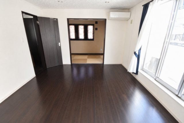 ふじみ野市東久保１丁目の中古一戸建の居間・リビング|LDKは5帖の和室とつながる開放的な設計。引き戸を開ければ一体感のある広々とした空間に、閉めれば落ち着いた和の雰囲気も楽しめます。※掲載写真は生成AIを使用し、家具等を消す加工をしています。
