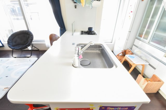 ふじみ野市東久保１丁目の中古一戸建のキッチン|フルフラットキッチンは開放的なデザインで、家族と会話を楽しみながら調理ができます。すっきりとしたカウンターはお手入れしやすく、スタイリッシュで洗練された空間を演出します。