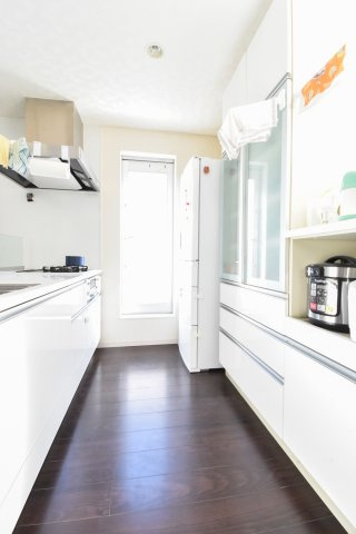 ふじみ野市東久保１丁目の中古一戸建のキッチン|キッチンキャビネットやカップボードがホワイトで統一され、明るく清潔感あふれる空間に。