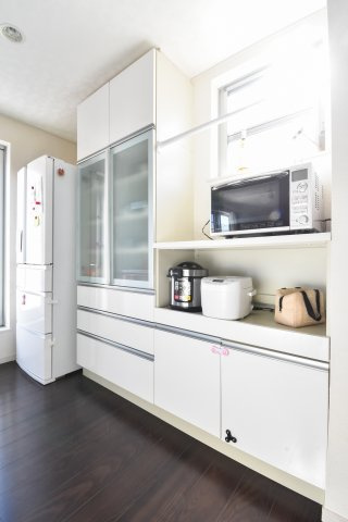 ふじみ野市東久保１丁目の中古一戸建のキッチン|造り付けのカップボードで空間を無駄なく活用。調理器具を置くスペースも確保され、収納もたっぷりついています。