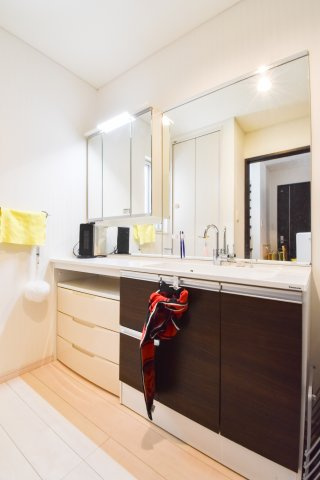 ふじみ野市東久保１丁目の中古一戸建の洗面所|ゆとりのある広々とした洗面室。家族で身支度の時間が重なっても、快適に使える便利な設計です。