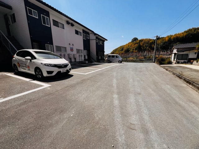 クリスタル5の駐車場