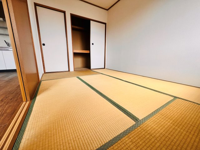 トゥインハイツの和室|リビング奥には和室があります。