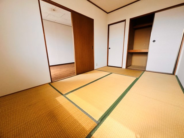 トゥインハイツの和室|リビング奥には和室があります。