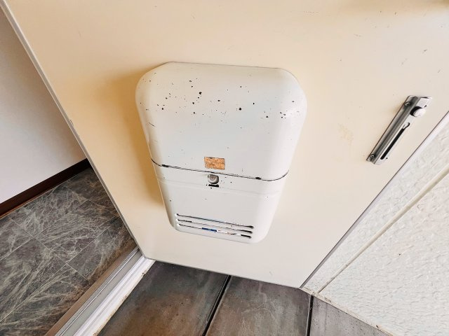トゥインハイツの設備|ドアには専用のポストがあります。