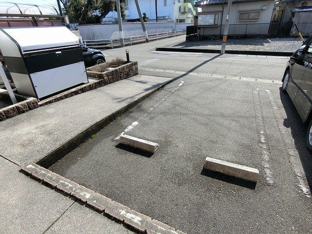 ビィリア　アイコスの駐車場