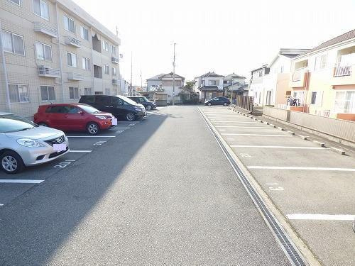 サン・イーストヒルの駐車場