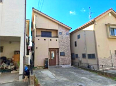 【外観】 | 堺市中区福田　中古戸建 | 平成15年築・リフォーム物件！カースペース2台分有り(車種による)。多彩な商業施設が点在し、便利な暮らしをサポート！