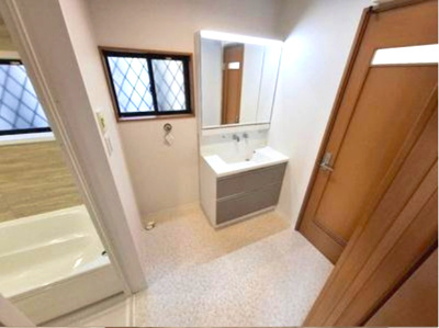 【独立洗面台】 | 堺市中区福田　中古戸建 | 玄関・洗面室・キッチンと繋がるスムーズな家事動線も魅力！大きく見やすい三面鏡付き洗面化粧台です。