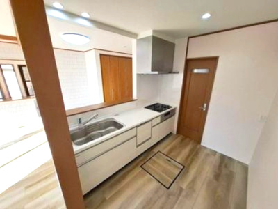 【キッチン】 | 堺市中区福田　中古戸建 | ビルトイン食洗機付きで、食後の洗い物はおまかせ！カウンター付きで食事の配膳や片付けもスムーズに。