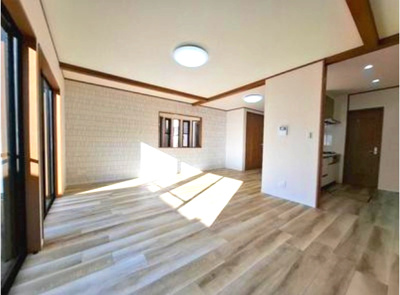 【居間・リビング】 | 堺市中区福田　中古戸建 | ご家族が集まるLDKはゆとりの約22帖！窓が多く配されており、色々な角度から光が取り込める明るい空間に。