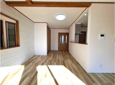 【居間・リビング】 | 堺市中区福田　中古戸建 | リビングにはマルチにご使用いただける収納スペース付き！掃除用具や書類関係などもスッキリ片付きます。