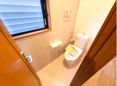 【トイレ】 | 堺市中区福田　中古戸建 | 温水洗浄便座付のトイレで、冬の寒い時期でも快適！各階にトイレがあるので、朝の慌ただしい時間も安心です。