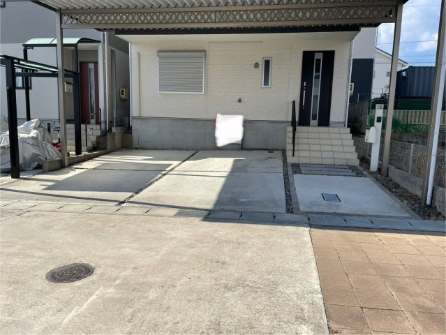 常滑市森西町2丁目　中古戸建の駐車場|並列駐車3台可能（車種による）