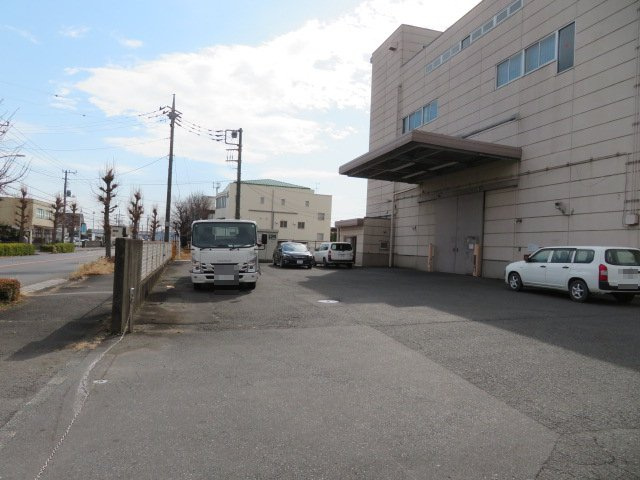 入間市宮寺の倉庫の駐車場