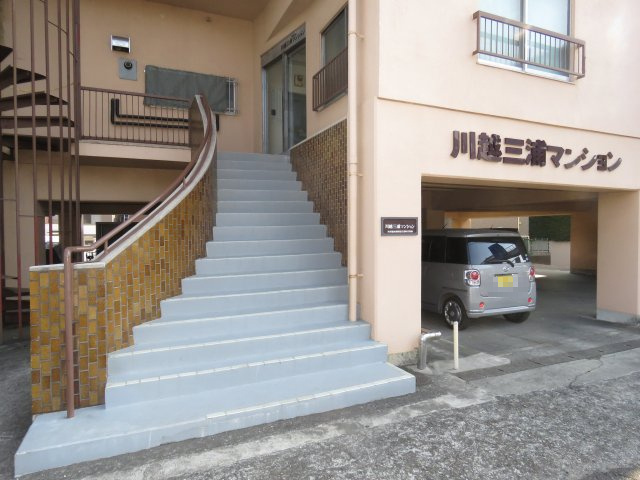 川越三浦マンションのエントランス