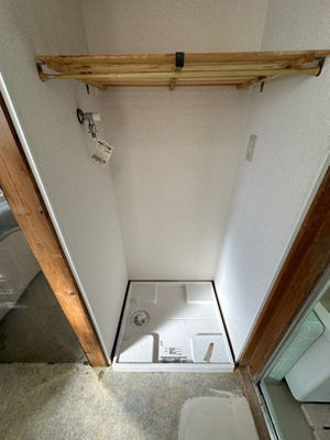 【展望】 | 下作延7丁目貸家 | 浴室横にある室内洗濯機置き場です♪防水パンが付いているので万が一の漏水にも安心です！上部には便利な収納棚付き♪