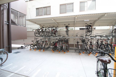 【その他共用部分】 | クローバー・グランデ昭和町 | 屋根付きの駐輪場